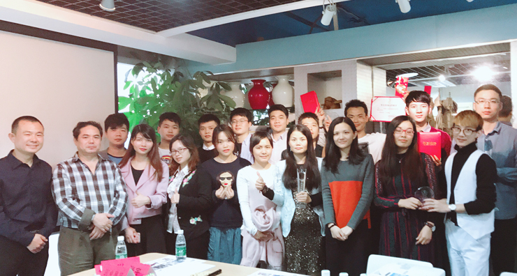 2017年 銷(xiāo)售部年會(huì)合影